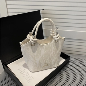 Sac seau chic motif marbre avec poignée en corde tressée et détails argentés