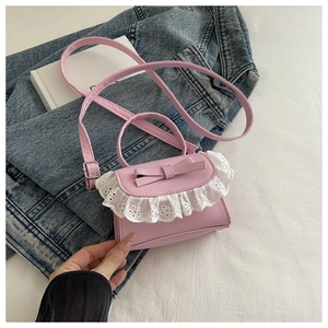 Dettaglio della mini borsa rosa con fiocco dolce e raffinato pizzo floreale bianco