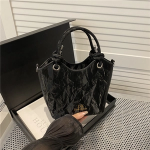 Sac seau élégant en cuir froissé noir avec poignée et logo doré métallique
