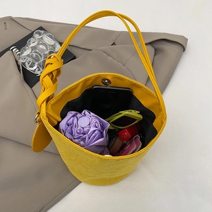 Sac seau rétro en daim jaune avec intérieur spacieux pour essentiels et accessoires