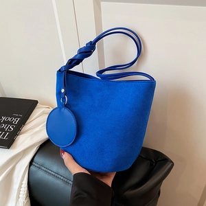 Sac seau bleu Klein en velours avec poignée torsadée et petit porte-monnaie assorti