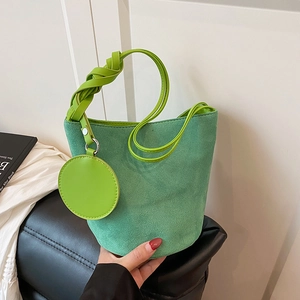 Sac seau vert en similicuir suédé avec poignée tressée et petit porte-monnaie