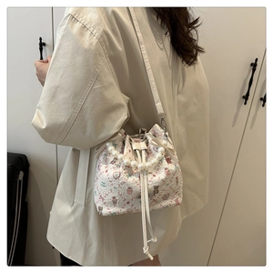 Mini sac seau à fleurs avec poignée en perles et motif ours porté en bandoulière de côté