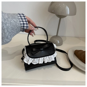 Mini borsa nera chic con fiocco decorativo ed elegante dettaglio in pizzo bianco ricamato