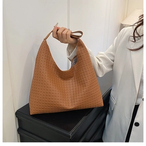 Close-up of the vintage brown woven texture and large capacity of the hobo shoulder bag