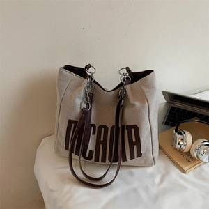 Canvas tote bag with NICAGUA lettering, brown faux leather straps and metal chain detail