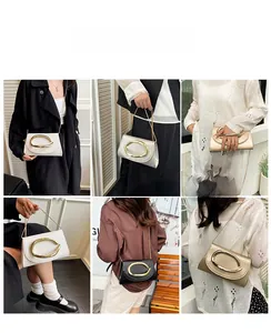 Pochette chic présentée en divers styles avec une poignée élégante en métal en forme de C