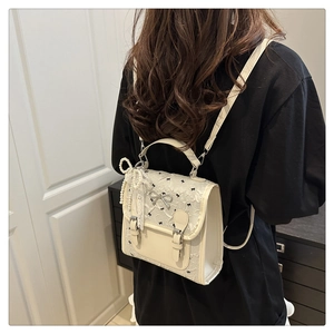 Mini sac à dos en dentelle avec boucle nœud métallique et breloques en perles
