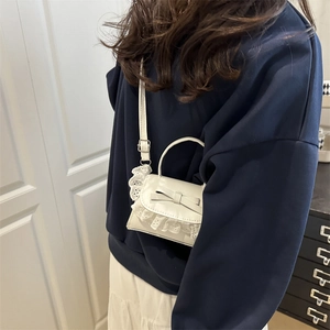 Mini borsa a tracolla bianca in pelle PU con fiocco e bordo in pizzo delicato