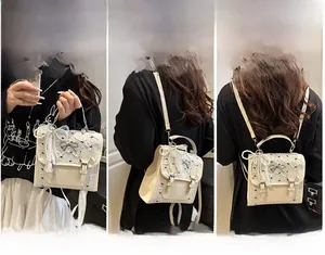 Vues détaillées du sac à dos blanc crème avec nœuds en dentelle et pendentifs en perles