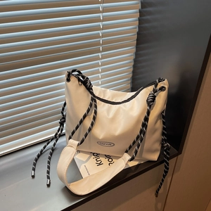 Borsa a tracolla minimalista in nylon bianco sporco con tracolla in corda intrecciata bianca e nera