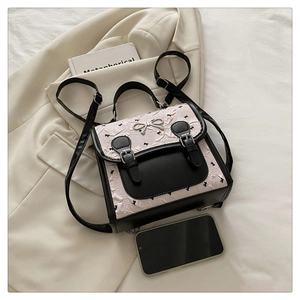 Détail du mini sac à dos avec tissu plissé rose et nœud papillon en métal argenté