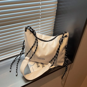 Borsa a tracolla giapponese in nylon bianco con spallina spessa e corda intrecciata
