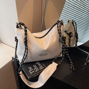 Borsa hobo minimalista in nylon bianco sporco con tracolla in corda nera e logo