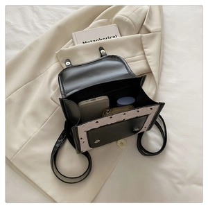 Vue intérieure d'un sac carré bicolore noir et rose montrant sa capacité de rangement
