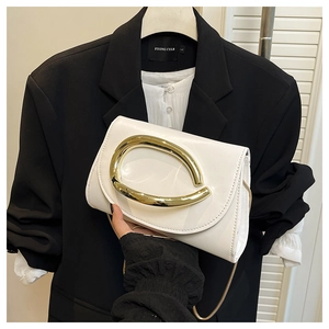 Détail d'un sac à main blanc en cuir PU avec une poignée ovale dorée et une bandoulière chaîne