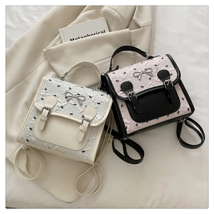 Détail de mini sacs à main de style doux avec texture plissée et nœuds délicats