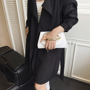 Pochette élégante en cuir blanc pour femme avec une poignée unique en métal doré