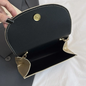 Petit sac chaîne en cuir doré élégant avec fermoir magnétique et fine bandoulière chic