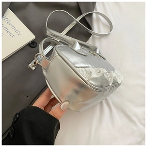 Dettaglio della borsa Boston argento con bordo in pizzo e finitura metallizzata chic