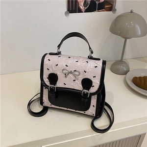 Sac à dos rose à motif nœuds et sac à main avec détails en métal et finitions en cuir