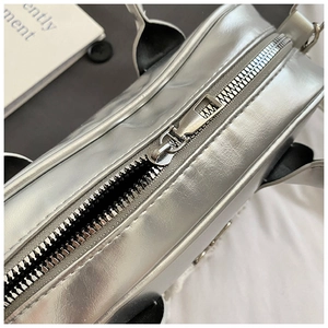 Dettaglio della borsa Boston argento con trama liscia e chiusura a zip in metallo