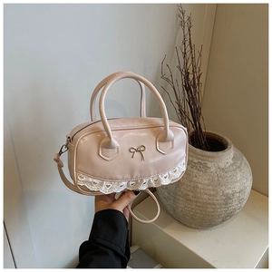Dettaglio mini borsa Boston rosa chiaro con fibbia a fiocco argento e bordo in pizzo