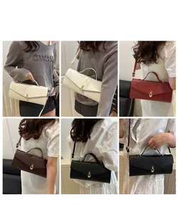 Dettaglio borse a mano intrecciate con chiusura a goccia dorata da donna eleganti