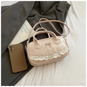 Dettaglio mini borsa Boston rosa con fiocco argento e bordo in pizzo bianco