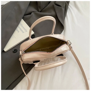 Dettaglio interno della borsa Boston beige in ecopelle con cerniera e tasca