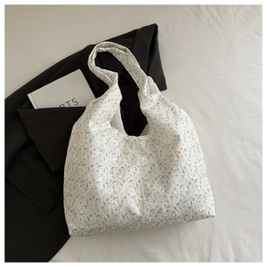 Détails du sac cabas blanc avec imprimé floral jaune et broderie paisley élégante
