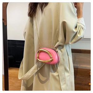 Mini sac bandoulière rose ovale avec grand anneau doré et fine bandoulière chaîne