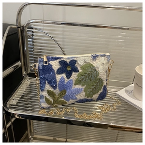 Détails de broderie florale et de paillettes sur le sac à main rectangulaire à chaîne