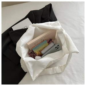 Détail du grand sac cabas en toile de dentelle blanche avec une grande capacité interne