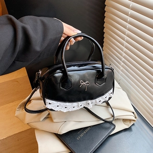 Borsa Boston retrò in vernice nera con bordo in pizzo e fiocco metallico