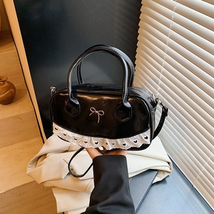 Borsa Boston in pelle verniciata nera con fiocco argento e pizzo in luce naturale