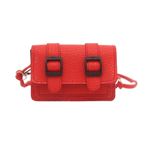 Mini borsa a tracolla rossa con trama in pelle martellata e doppie fibbie nere decorative