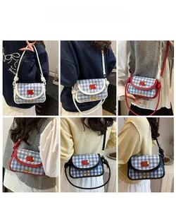 Vue détaillée de mini sacs à carreaux avec broderie pomme et bandoulières nouées en trois coloris