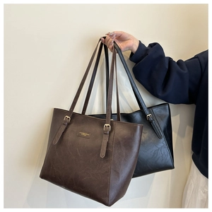 Vista dettagliata della borsa tote grande in pelle con tracolle regolabili e logo