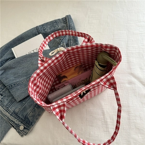 Borsa tote in tela a quadretti rossi con bottone in legno e spazio per oggetti vari