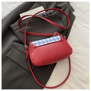 Détail du mini sac selle en PU rouge avec rabat à carreaux vichy bleu et blanc
