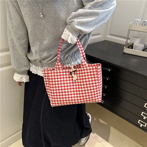 Borsa tote minimalista in tela a quadretti rossi e bianchi con chiusura ad alamaro