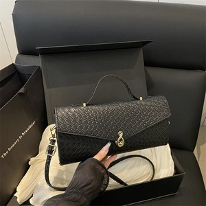 Borsa a mano intrecciata nera con chiusura in metallo dorato e confezione regalo chic