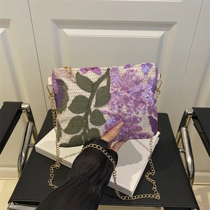 Pochette à paillettes élégante avec broderie florale violette et chaîne dorée