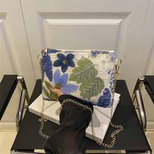 Pochette enveloppe ivoire à paillettes avec broderie florale et bandoulière dorée