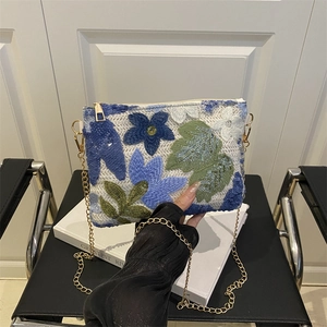 Pochette élégante à paillettes avec broderie florale bleu-vert et bandoulière dorée