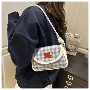 Sac à bandoulière vichy bleu avec écusson pomme rouge et bandoulière blanche nouée