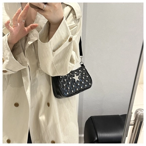 Sac hobo noir matelassé avec strass et pendentif en métal argenté en forme d'étoile