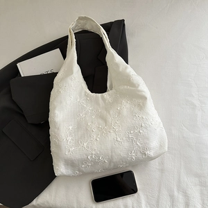 Sac fourre-tout minimaliste en toile à broderie florale blanche avec accessoires