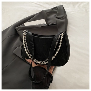 Vue détaillée d'un sac sous le bras noir en croissant avec chaîne en perles et métal